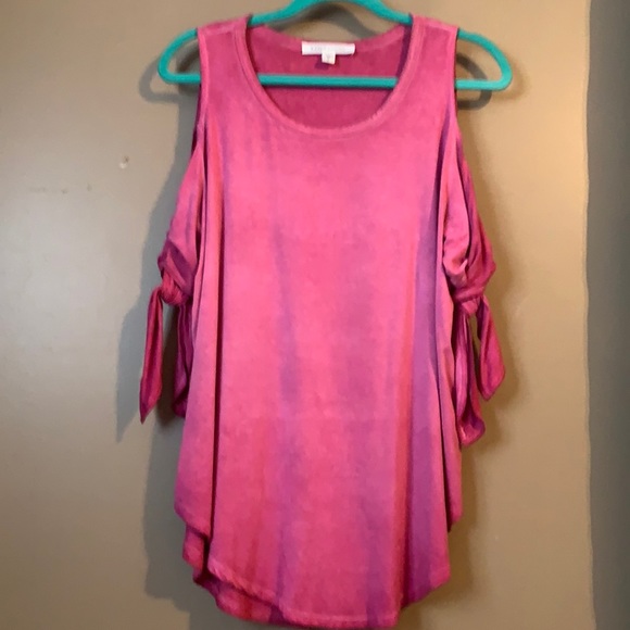 Karen Kane Tops - EUC Karen by Karen Kane cold shoulder top